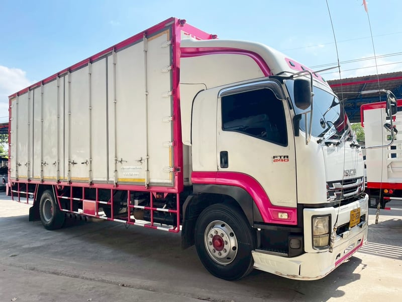 6 ล้อ ตู้บรรทุก 10 บาน  ISUZU FTR 240 แรง ปี 56