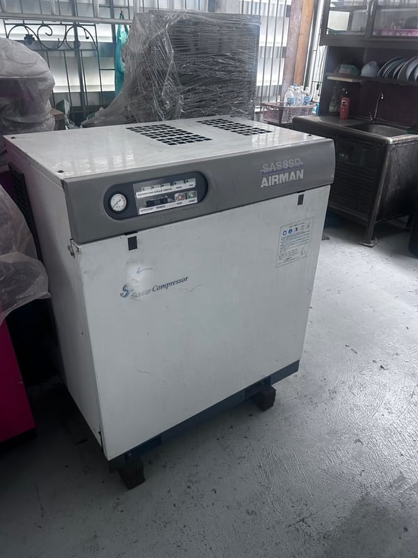 ขายปั๊มลมสกรูจากญี่ปุ่น ไฟ380vมีแอร์ในตัว 10แรงม้า