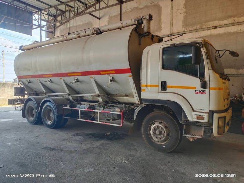 ISUZU FVM 240แรงม้า รถบรรทุก 10ล้อ บรรทุกอาหารสัตว์ ปี2011 เลขไมล์น้อยกว่า 500,000 กม.