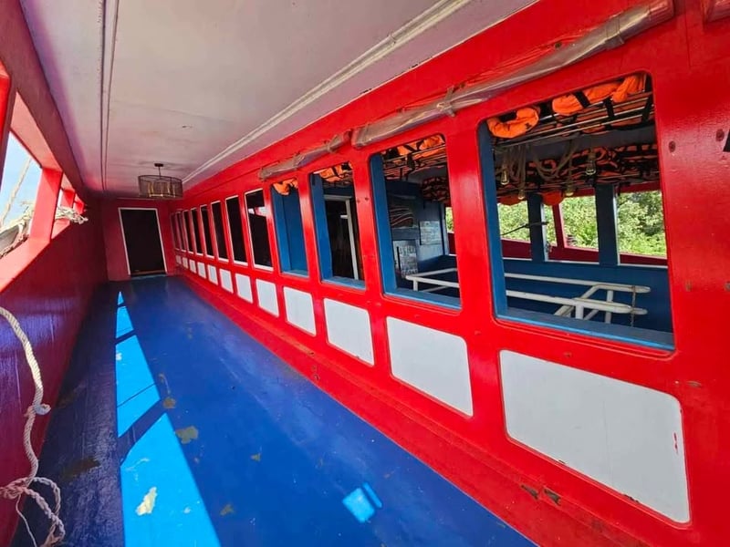 ขายเรือไม้  3 ชั้น กว้าง. 8 ม.