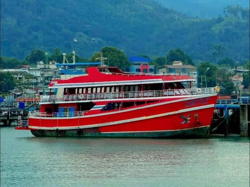 ขายเรือไม้  3 ชั้น กว้าง. 8 ม.