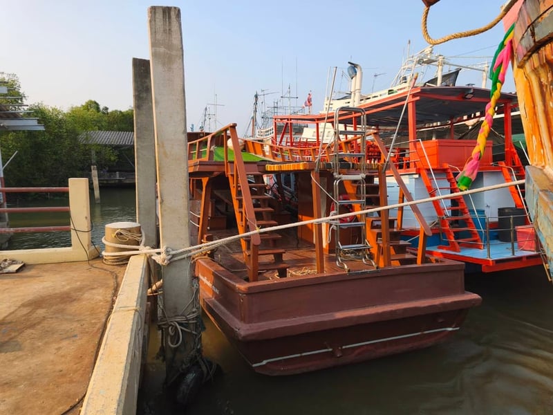 ขายเรือไม้ ใช้โดยสาร นำเที่ยว ตกปลา ขายเรือไม้ ใช้โดยสาร นำเที่ยว ตกปลา