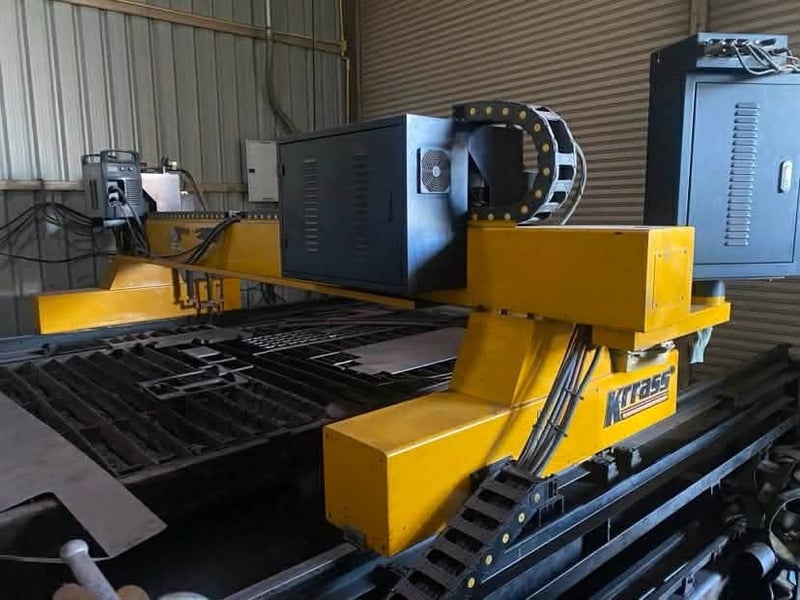 เครื่องตัด  เครื่อง ตัดพลาสม่า ตัดแก๊ส  แถมชั้นเหล็กวางเหล็กแผ่น