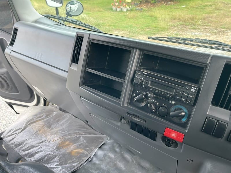 6 ล้อ ISUZU หัวตึก NPR 150 แรงเทอร์โบ ปี 2557 