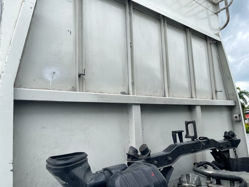 6 ล้อ HINO MEGA FC9J 175 กระบะคอกเหล็กสูง กระบะยาว 5.50 กว้าง 2.20 สูง 2.20  