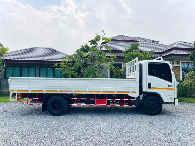 6 ล้อ ISUZU หัวตึก NPR 150 แรงเทอร์โบ ปี 2557 