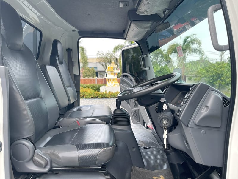 6 ล้อ ISUZU หัวตึก NPR 150 แรงเทอร์โบ ปี 2557 