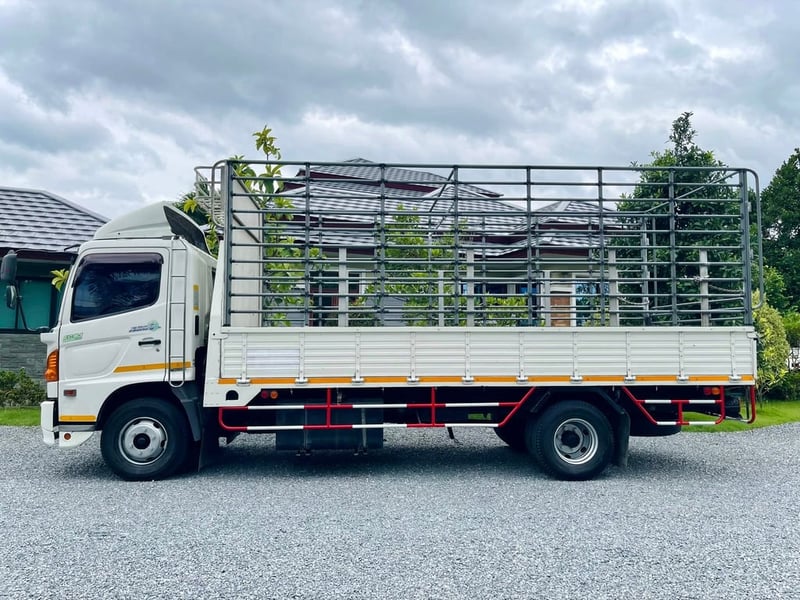 6 ล้อ HINO MEGA FC9J 175 กระบะคอกเหล็กสูง กระบะยาว 5.50 กว้าง 2.20 สูง 2.20  