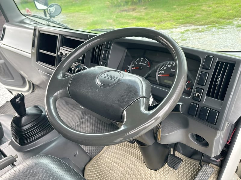 6 ล้อ ISUZU NQR 175  กระบะแผงสูง กระบะยาว 5.50 กว้าง 2.20 สูง 2.35  