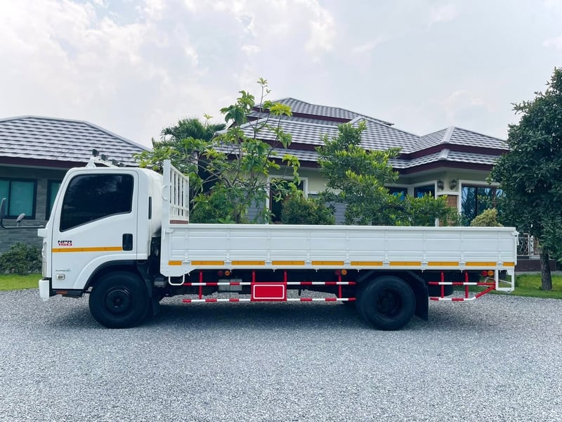6 ล้อ ISUZU หัวตึก NPR 150 แรงเทอร์โบ ปี 2557 