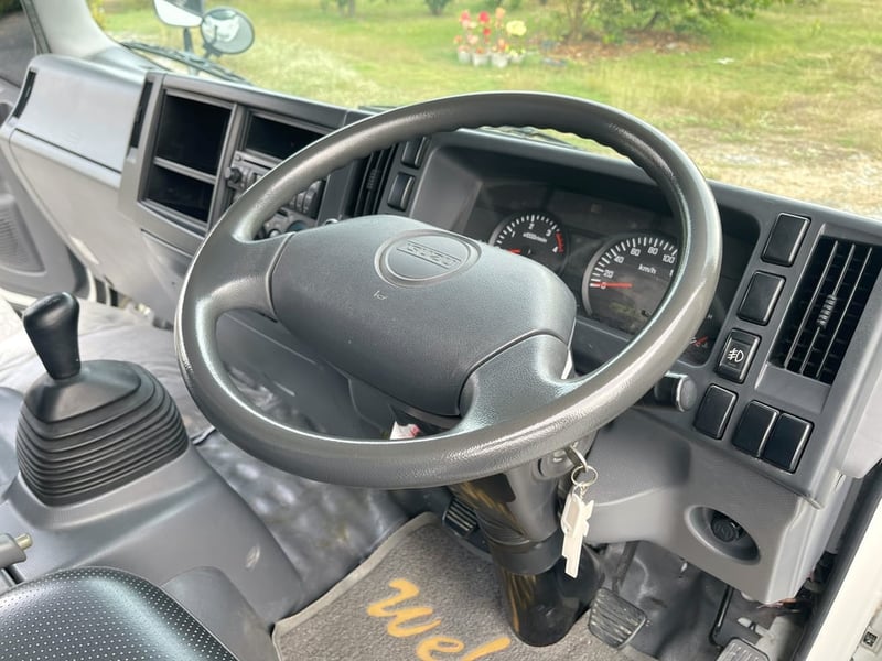 6 ล้อ ISUZU หัวตึก NPR 150 แรงเทอร์โบ ปี 2557 