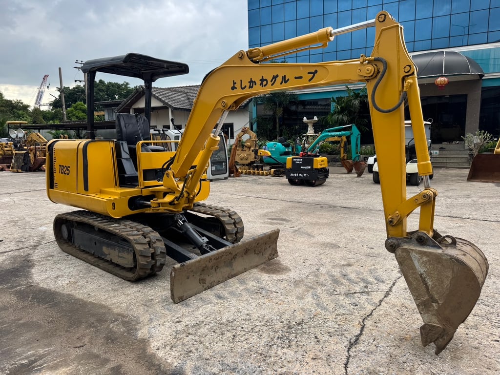 รถขุด KOBELCO TB25 พร้อมใช้งาน สอบถามที่คุณครีม 0658844400
