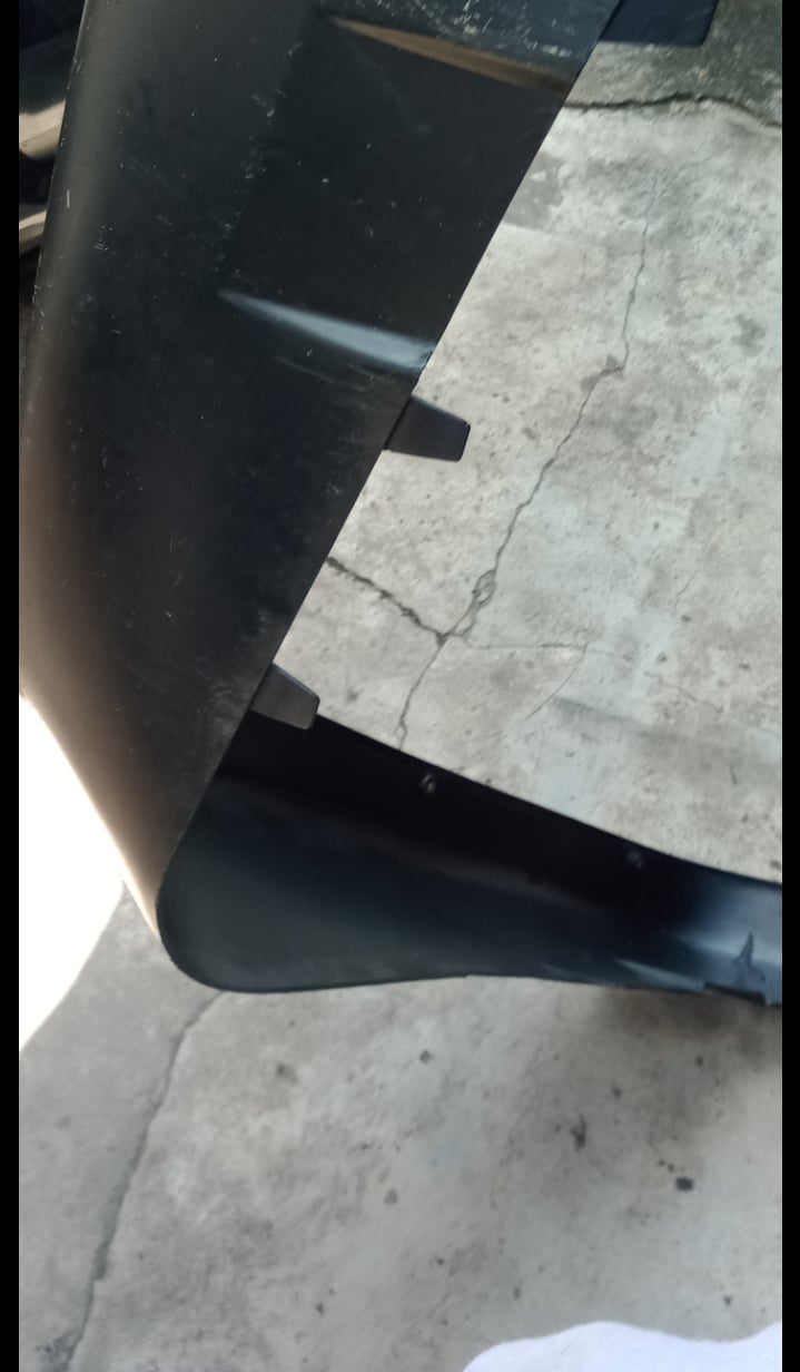 ขาย2100฿ ลิ้นใต้กันชนหน้า bmw e30 m10 มือสองของแท้  ยุโรปเก่า ของแท้ฝรั่งนะคะ   สภาพดียางไม่มีรอยฉีกขาดไม่มีรอยแตก  ยางไม่แข็งยังเด้งดีอยู่ค่ะ   หูไม่ขาด ไม่ฉีกยังอยู่ครบทุกรู  มีร่องรอยจากการใช้งานมานิดหน่อย ไม่มีรอยชนใหญ่ ผ่านการใช้งานมาน้อยถอดเก็บไว้นานแล้ว  สภาพดีค่อนข้างสมบูรณ ขาย2100฿ ราคานี้ไ