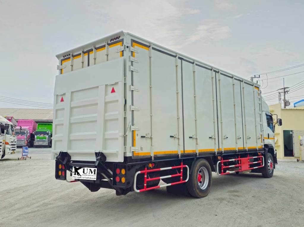 หกล้อตู้สิบบานมีลิฟท์ท้าย ISUZU FTR 240 แรง  ปี 2564 (5105)