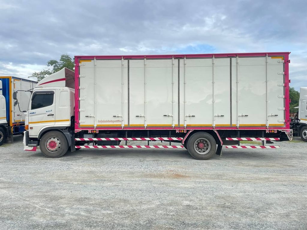 หกล้อตู้สิบบาน HINO FG8J 240 ปี 2566 (3276)