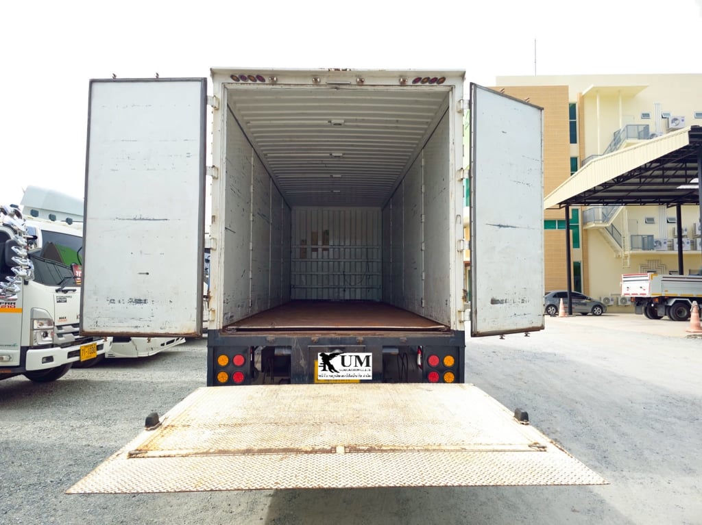 หกล้อตู้สิบบานมีลิฟท์ท้าย ISUZU FTR 240 แรง  ปี 2564 (5105)