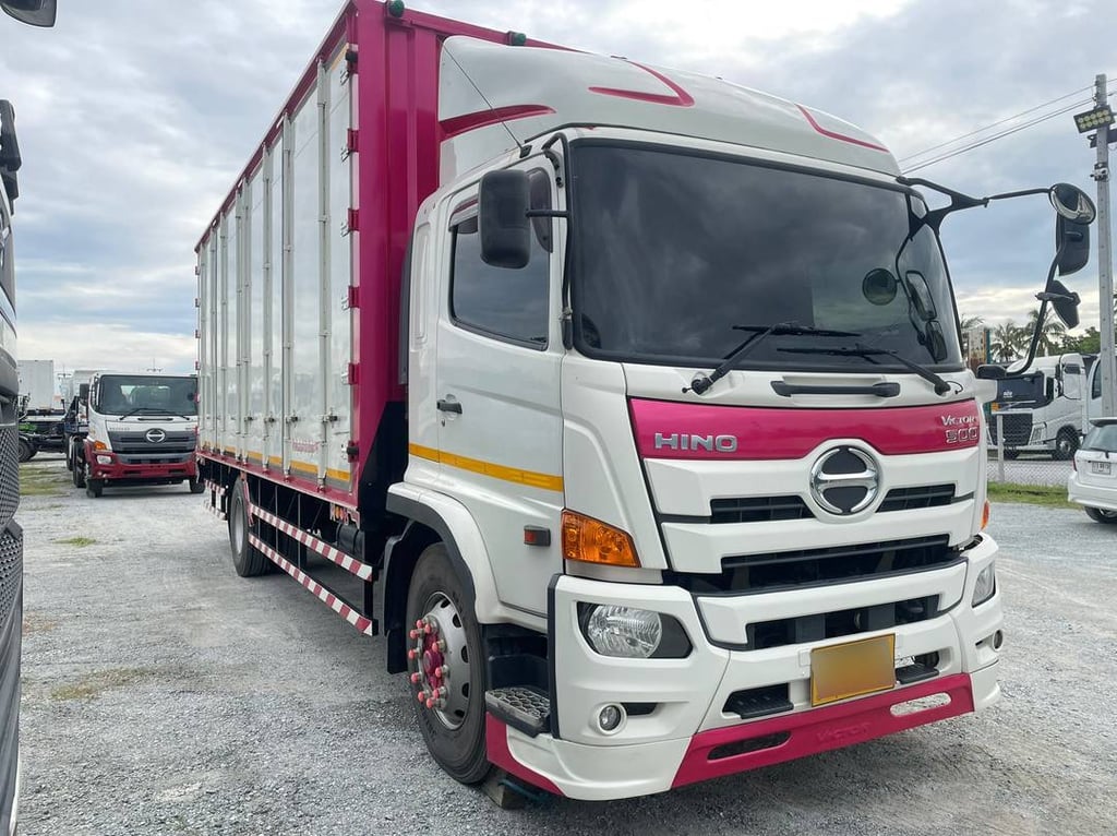 หกล้อตู้สิบบาน HINO FG8J 240 ปี 2566 (3276)