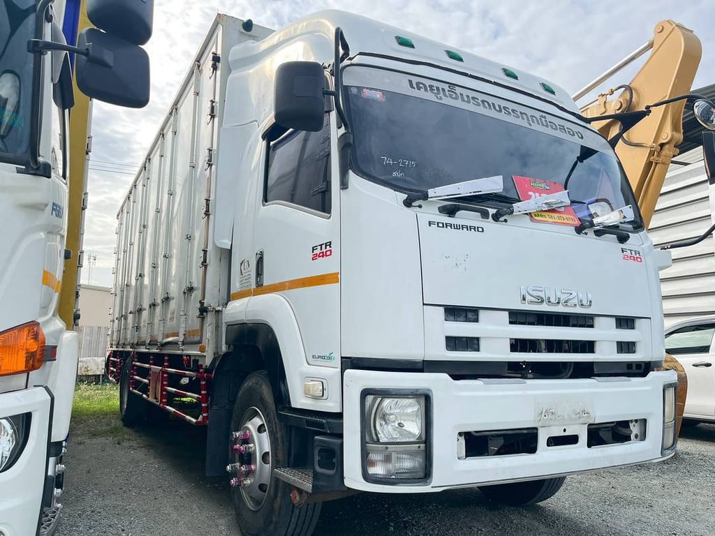 หกล้อตู้สิบบาน ISUZU FTR 240 แรง ปี 2558 (2715) หกล้อตู้สิบบาน ISUZU FTR 240 แรง ปี 2558 (2715)
