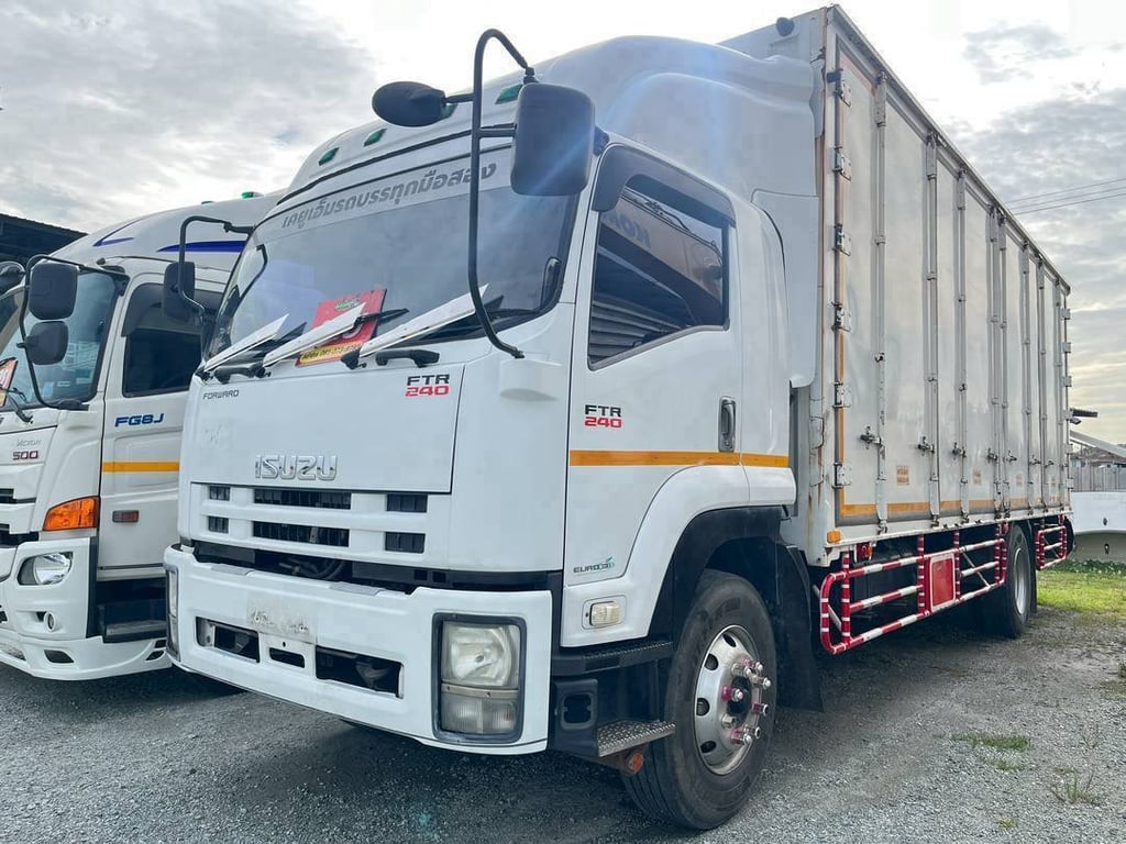 หกล้อตู้สิบบาน ISUZU FTR 240 แรง ปี 2558 (2715) หกล้อตู้สิบบาน ISUZU FTR 240 แรง ปี 2558 (2715)