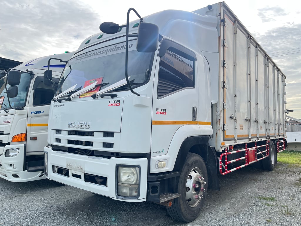 หกล้อตู้สิบบาน ISUZU FTR 240 แรง ปี 2558 (2715)