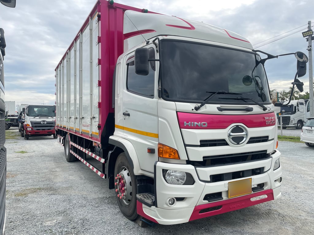 หกล้อตู้สิบบาน HINO FG8J 240 ปี 2566 (3276) หกล้อตู้สิบบาน HINO FG8J 240 ปี 2566 (3276)
