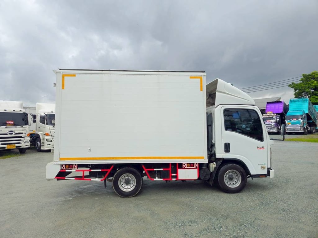 สี่ล้อตู้จัมโบ้ ISUZU NLR 130 แรง ปี 2560 (5044)