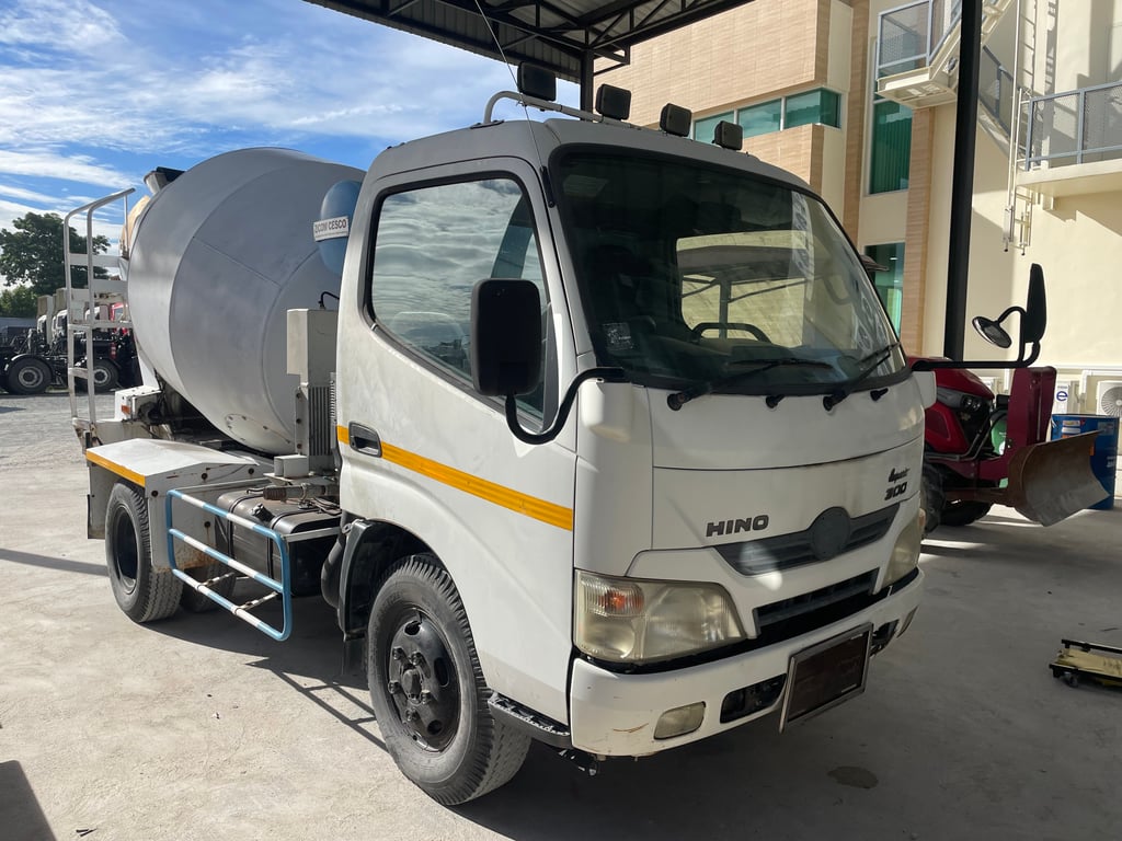 หกล้อโม่ปูน HINO XZU 150 แรง ปี 2555 ยี่ห้อ ZICOM CESCO 2.5 คิว (4973)
