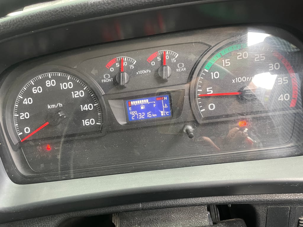 หกล้อตู้สิบบาน HINO FG8J 240 ปี 2566 (3276)