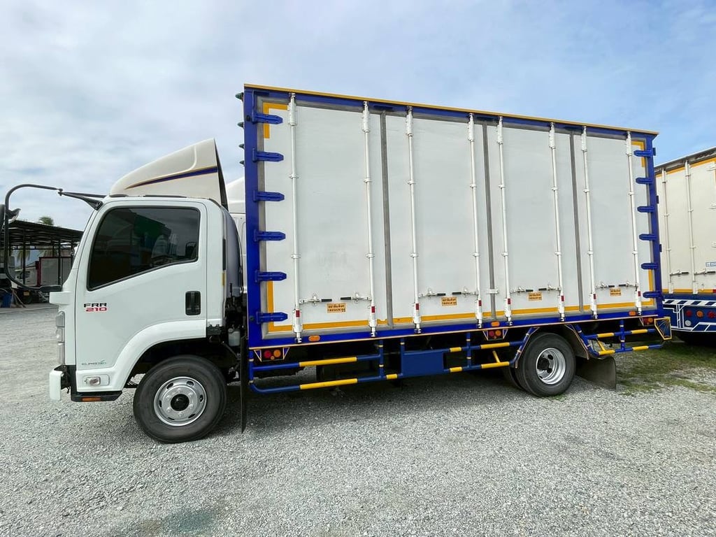 หกล้อตู้สิบบาน ISUZU FRR 210 แรง ปี 2565 (3306)