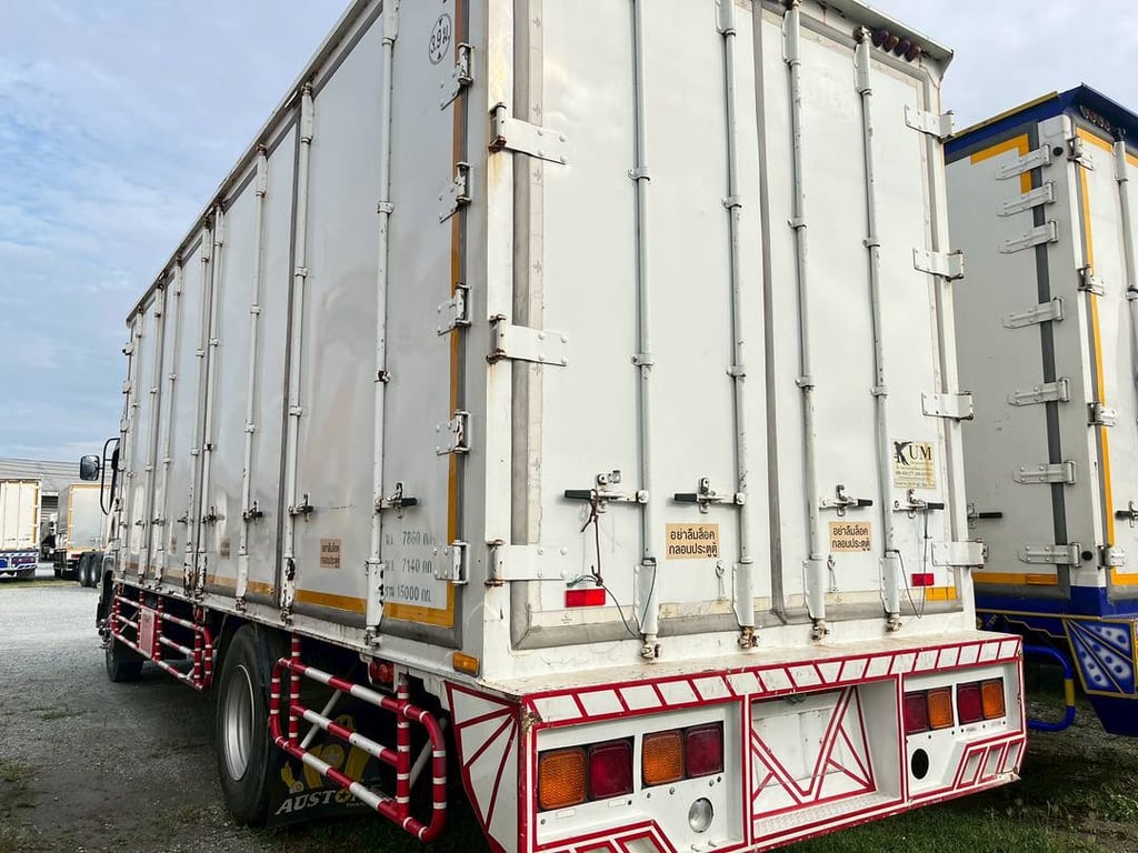 หกล้อตู้สิบบาน ISUZU FTR 240 แรง ปี 2558 (2715)