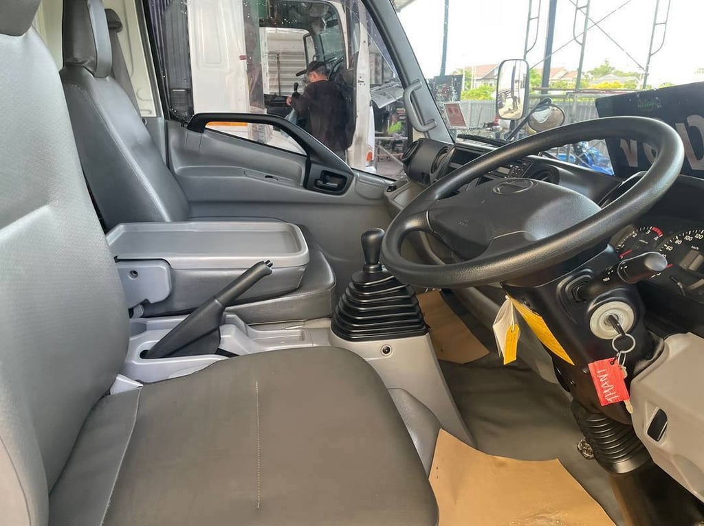 หกล้อโดยสาร HINO XZU 150 แรง ปี 2566 (2429) หกล้อโดยสาร HINO XZU 150 แรง ปี 2566 (2429)