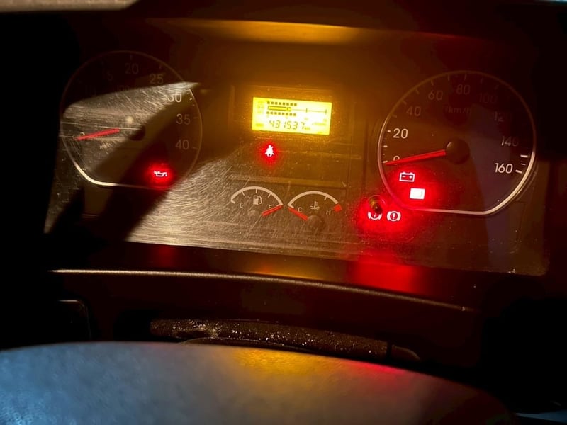 หกล้อตู้สิบบาน ISUZU FRR 210แรง ปี 2566 (8215)