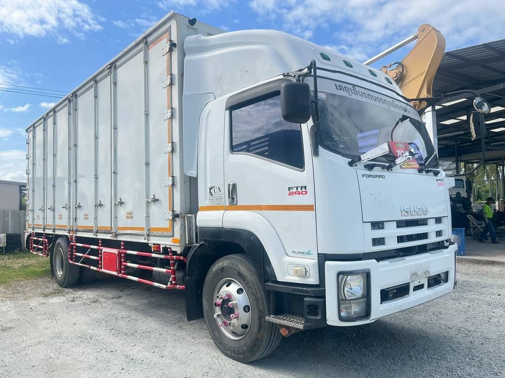 หกล้อตู้สิบบาน ISUZU FTR 240 แรง ปี 2558 (2715) หกล้อตู้สิบบาน ISUZU FTR 240 แรง ปี 2558 (2715)