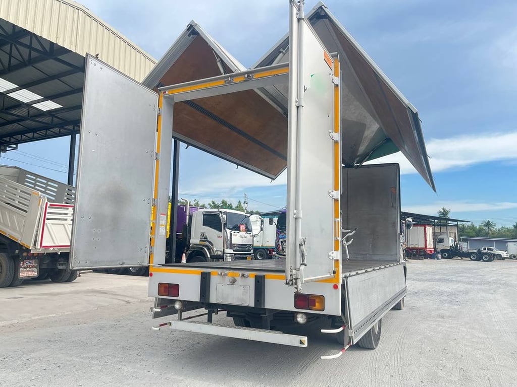 HINO FG 240แรงม้า รถบรรทุก 6ล้อ ตู้แห้งกางปีก ปี2020 (3995)