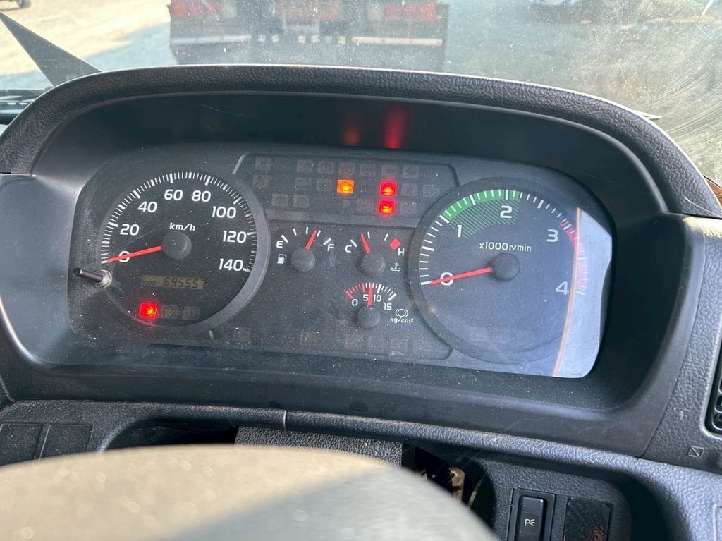 หกล้อตู้สิบบาน HINO FG8J 212แรง ปี 56 (0988)