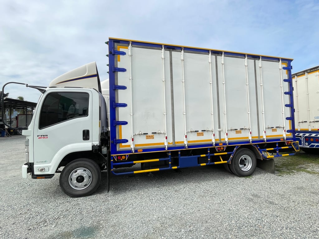 หกล้อตู้สิบบาน ISUZU FRR 210 แรง ปี 2565 (3306)