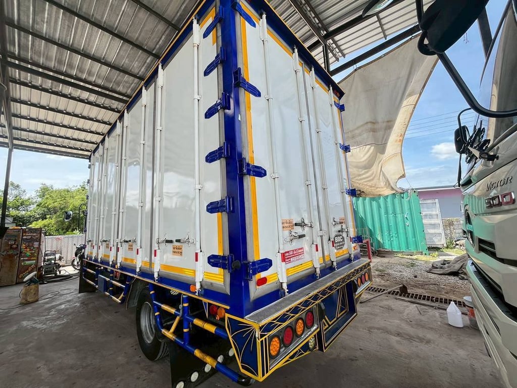 หกล้อตู้สิบบาน ISUZU FRR 210 แรง ปี 2565 (3306)