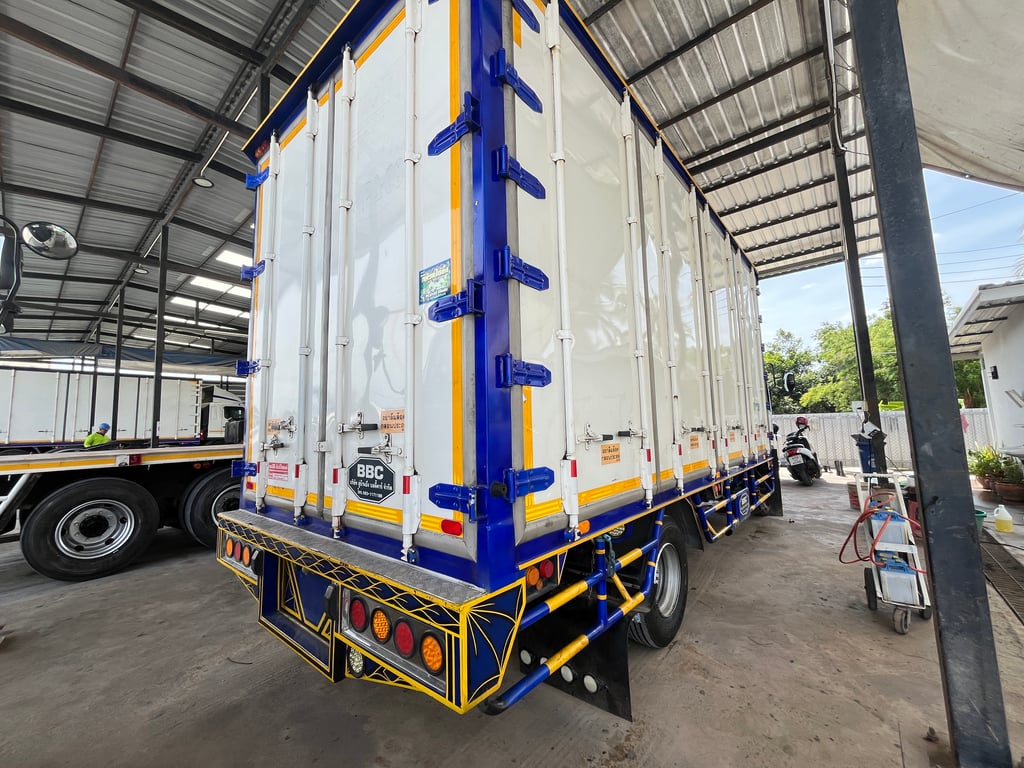 หกล้อตู้สิบบาน ISUZU FRR 210 แรง ปี 2565 (3306)