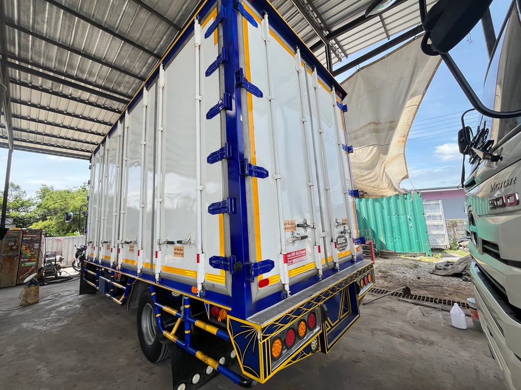 หกล้อตู้สิบบาน ISUZU FRR 210 แรง ปี 2565 (3306)