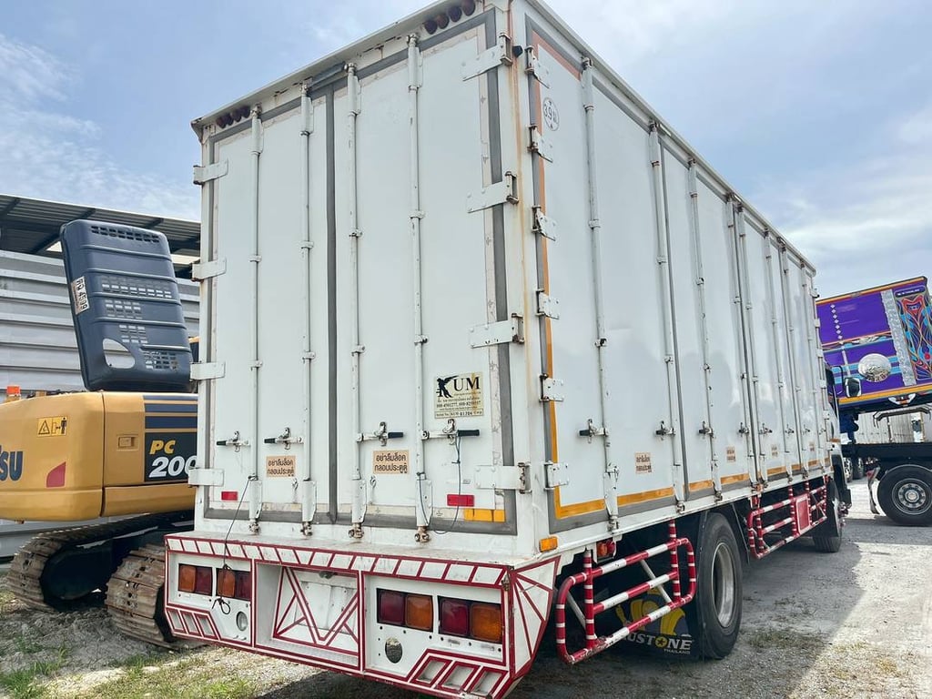 หกล้อตู้สิบบาน ISUZU FTR 240 แรง ปี 2558 (2715) หกล้อตู้สิบบาน ISUZU FTR 240 แรง ปี 2558 (2715)