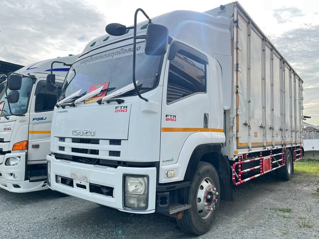หกล้อตู้สิบบาน ISUZU FTR 240 แรง ปี 2558 (2715)
