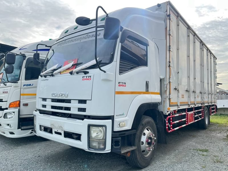 หกล้อตู้สิบบาน ISUZU FTR 240 แรง ปี 2558 (2715)