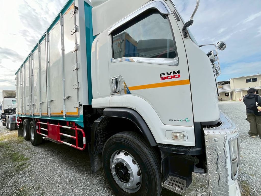 สิบล้อตู้สิบบาน ISUZU FVM 300แรง ปี 62 (0634) สิบล้อตู้สิบบาน ISUZU FVM 300แรง ปี 62 (0634)
