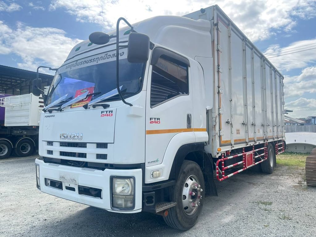 หกล้อตู้สิบบาน ISUZU FTR 240 แรง ปี 2558 (2715) หกล้อตู้สิบบาน ISUZU FTR 240 แรง ปี 2558 (2715)