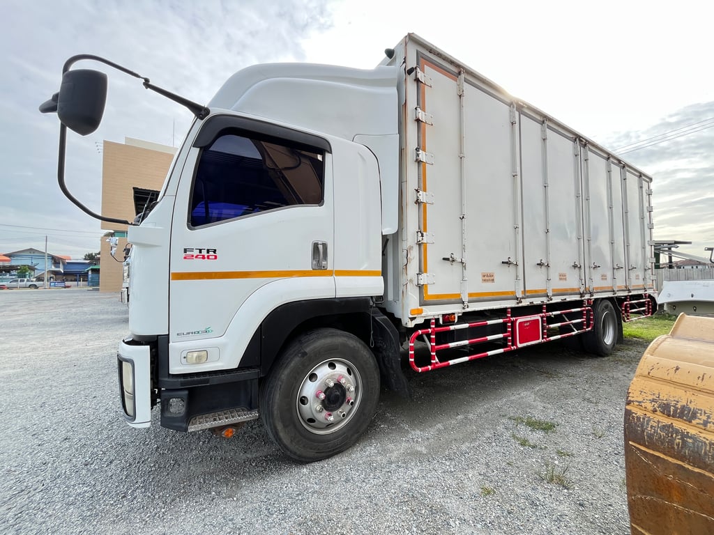 หกล้อตู้สิบบาน ISUZU FTR 240 แรง ปี 2558 (2715)