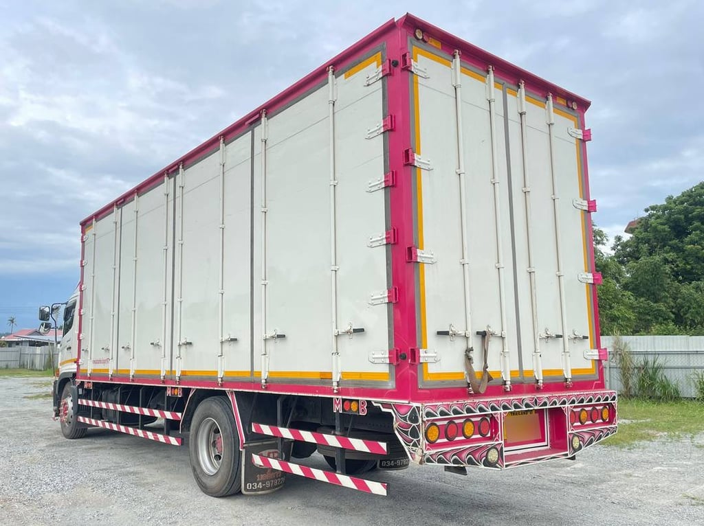 หกล้อตู้สิบบาน HINO FG8J 240 ปี 2566 (3276)