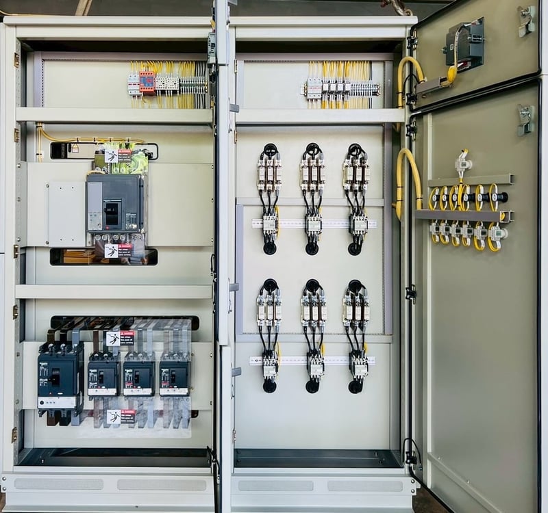 ขายตู้ Mdb Main air circuit breaker 2000A breaker ย่อย Abb 5 ตัว Capbank 10x40kvar Pipat  Mobile:098-2641749