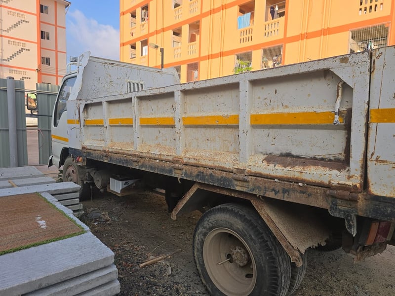 ISUZU NKR รถบรรทุก 6ล้อ ดั้มพ์ ปี2006 ประกันชั้น 1