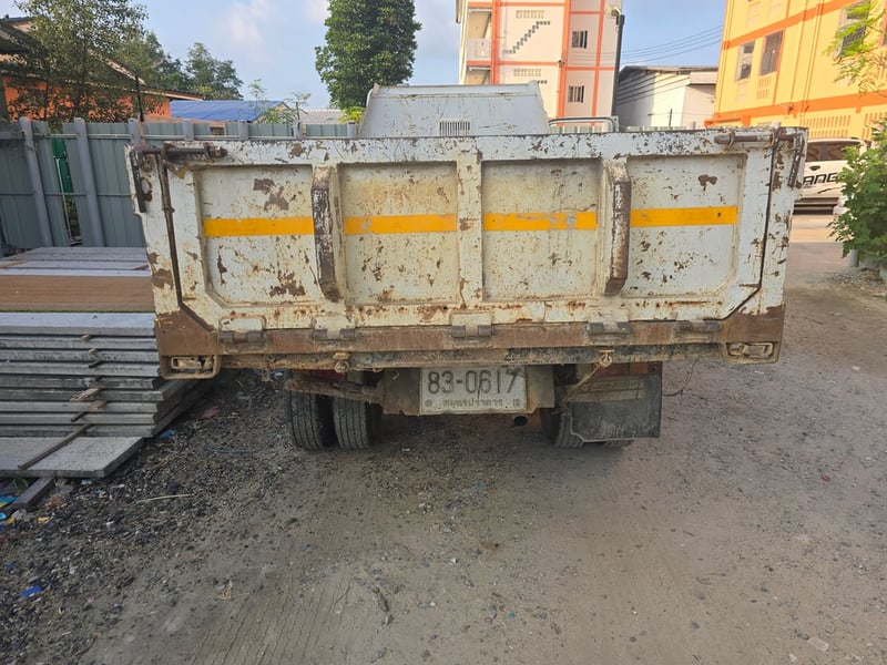 ISUZU NKR รถบรรทุก 6ล้อ ดั้มพ์ ปี2006 ประกันชั้น 1