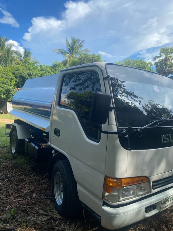 ISUZU NKR 100แรงม้า รถบรรทุก 4ล้อ บรรทุกน้ำ ปี2010 เลขไมล์ 300,000 กม.